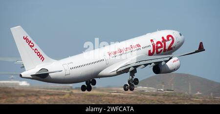 Tenerife, Spagna 27 gennaio 2024. Airbus A330-243 Jet2 Airlines vola nel cielo blu Foto Stock