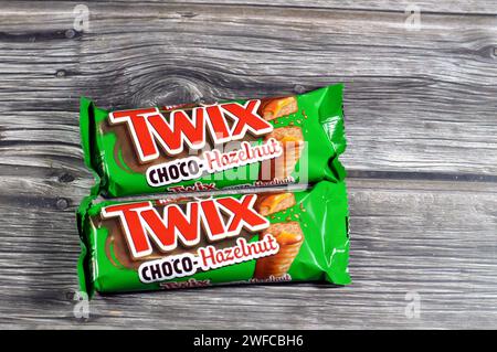 Cairo, Egitto, gennaio 25 2024: Twix New Choco-nocciola caramello shortbread chocolate bar Mars Inc., un biscotto applicato con altri condimenti dolciari Foto Stock