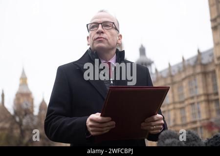 Londra, Regno Unito. 30 gennaio 2024. Chris Heaton-Harris - il Segretario di Stato per l'Irlanda del Nord parla a una conferenza stampa a College Green dopo che il Partito Unionista Democratico (DUP) ha votato per far cadere il blocco di due anni di Stormont la scorsa notte, aprendo la strada alla ripresa dell'Assemblea dell'Irlanda del Nord dopo essere stata sospesa per due anni. Credito: Justin ng/Alamy Live News. Foto Stock