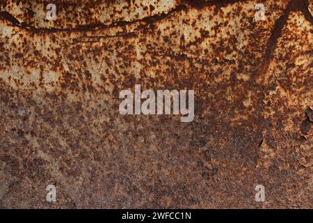 Ruggine marrone, nera e gialla su smalto bianco. Struttura astratta marrone arrugginita e bianca. Sfondo di metallo bianco corroso. Metallo verniciato bianco arrugginito wal Foto Stock