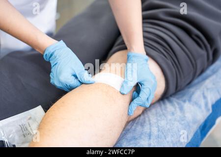 Operatore medico che esegue il trattamento della ferita, vista ravvicinata Foto Stock