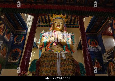 Statua del Buddha Maitreya nel Namgyal Tsemo Gompa, Leh, Ladakh, India Foto Stock