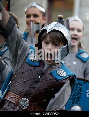 Membri della Jarl Squad che marciavano attraverso Lerwick sulle isole Shetland durante il festival Up Helly AA. Nato negli anni '1880, il festival celebra il patrimonio norreno delle Shetland. Data immagine: Martedì 30 gennaio 2024. Foto Stock