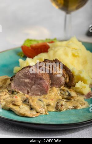 filetto di maiale con salsa di crema di funghi Foto Stock