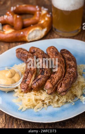 Salsicce di Norimberga con crauti su un piatto Foto Stock