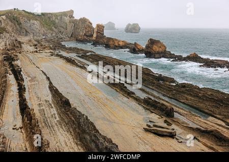 Il parco geologico in Cantabria, vicino a Santander. Le formazioni rocciose flysch uniche. La spettacolare costa Foto Stock