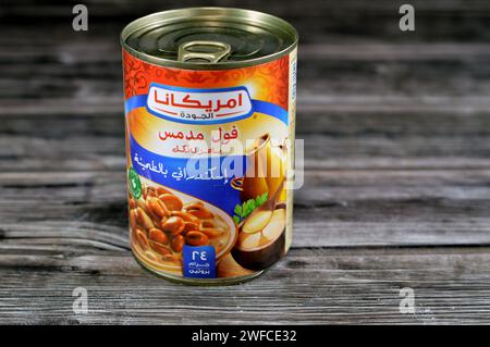 Cairo, Egitto, gennaio 27 2024: fave di qualità americana Iskandarany con medammi Tahini, alta proteina, fave che è il piatto principale e sabbia Foto Stock