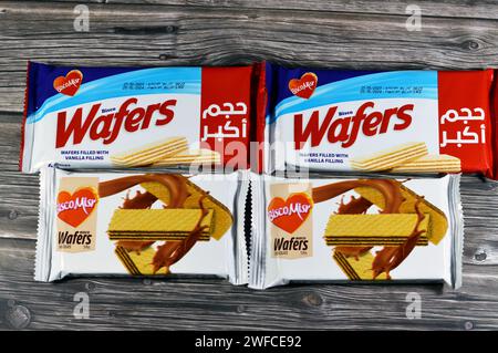 Cairo, Egitto, gennaio 27 2024: Cialde Bisco di Bisco Misr, cialde ripiene di cioccolato e vaniglia, strati multipli di delicata vaniglia Foto Stock