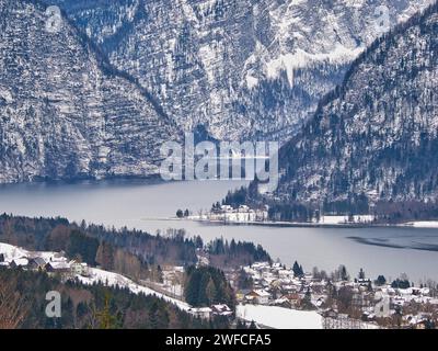 Vista sul lago Hallstatt e sul Dachstein Foto Stock