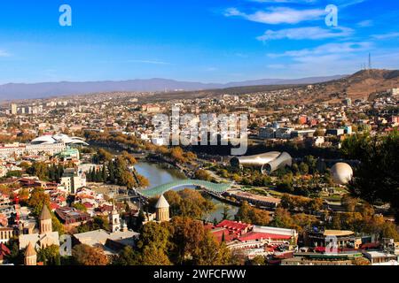 Vista panoramica sulla città di Tbilisi, i suoi edifici e i famosi luoghi di interesse della Georgia (paese) Foto Stock