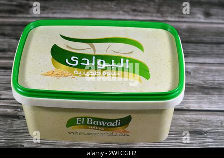 Cairo, Egitto, gennaio 27 2024: El Bawadi Halva tradizionale tahini halva o Halawa Tahiniya, gli ingredienti primari di questo dolce sono (tah Foto Stock