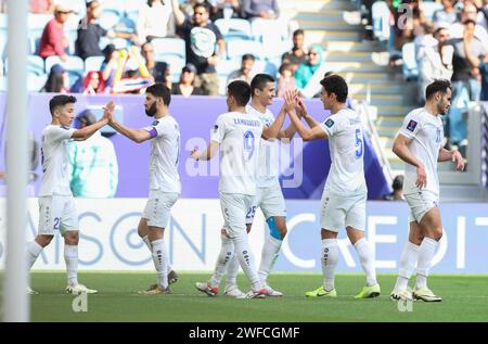 Doha, Qatar. 30 gennaio 2024. I giocatori dell'Uzbekistan celebrano un gol durante il round di 16 partite tra Uzbekistan e Thailandia alla Coppa d'Asia AFC Qatar 2023 a Doha, in Qatar, il 30 gennaio 2024. Crediti: Ding Ting/Xinhua/Alamy Live News Foto Stock