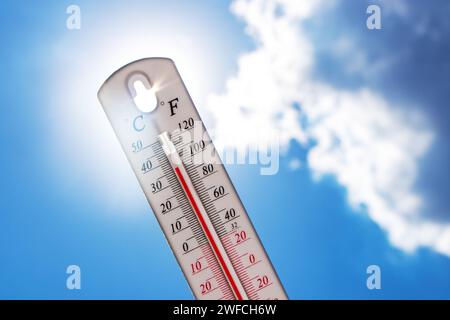 Il termometro mostra che la temperatura è calda nel cielo, estate. Foto Stock