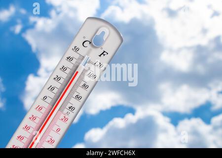 Il termometro mostra che la temperatura è calda nel cielo, estate. Foto Stock
