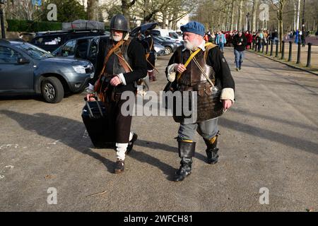 Alla fine della loro commemorazione per l'esecuzione di re Carlo i il 30 gennaio 1649, membri dell'esercito del re della società inglese della guerra civile, il Foto Stock