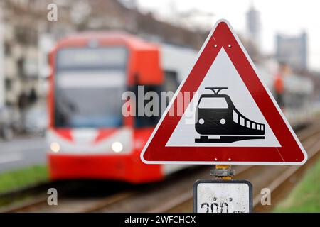 Verdi wird am Freitag Straßenbahnen und Busse in NRW und fast bundesweit lahmlegen. Fahrgäste von Unternehmen wie Rheinbahn, KVB oder NEW werden von dem Streik betroffen Sein. Im Bild eine KVB-Bahn der Linie 1 auf der Aachener Straße in Köln unterwegs zur Endstation Weiden West. Themenbild, Symbolbild Köln, 30.01.2024 NRW Deutschland *** Verdi paralizzerà tram e autobus in NRW e quasi a livello nazionale il venerdì passeggeri di compagnie come Rheinbahn, KVB o NUOVO sarà influenzato dallo sciopero nella foto un treno KVB della linea 1 su Aachener Straße a Colonia sulla strada per la termin Foto Stock