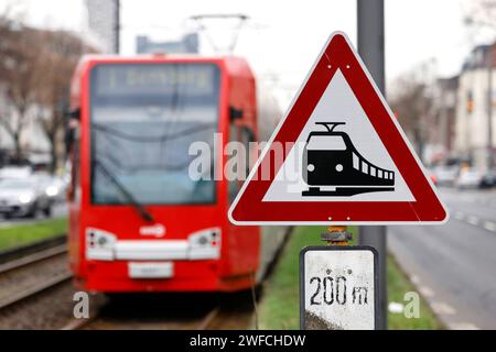 Verdi wird am Freitag Straßenbahnen und Busse in NRW und fast bundesweit lahmlegen. Fahrgäste von Unternehmen wie Rheinbahn, KVB oder NEW werden von dem Streik betroffen Sein. Im Bild eine KVB-Bahn der Linie 1 auf der Aachener Straße in Köln unterwegs zur Endstation Bensberg. Themenbild, Symbolbild Köln, 30.01.2024 NRW Deutschland *** Verdi paralizzerà tram e autobus in NRW e quasi a livello nazionale il venerdì passeggeri di compagnie come Rheinbahn, KVB o NEW sarà influenzato dallo sciopero nella foto un treno KVB della linea 1 su Aachener Straße a Colonia sulla strada per il capolinea Foto Stock