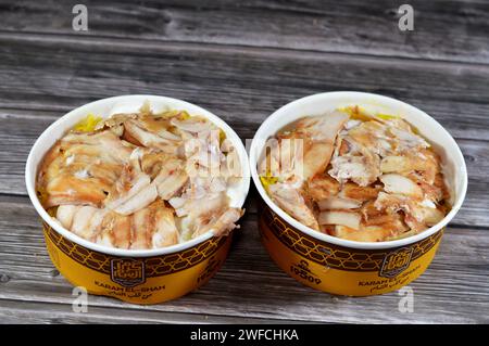 Cairo, Egitto, 22 gennaio 2024: Karam El Sham pezzi di shawarma di pollo con riso Basmati giallo, pane siriano e salsa all'aglio, focus selettivo di SH Foto Stock