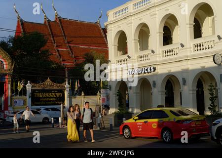 I turisti cinesi passano davanti a uno Starbucks nell'area della città Vecchia di Phuket, Phuket Thailandia, l'outlet (2024) costruito in stile sino-portoghese locale Foto Stock