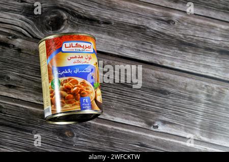 Cairo, Egitto, gennaio 27 2024: fave di qualità americana Iskandarany con medammi Tahini, alta proteina, fave che è il piatto principale e sabbia Foto Stock