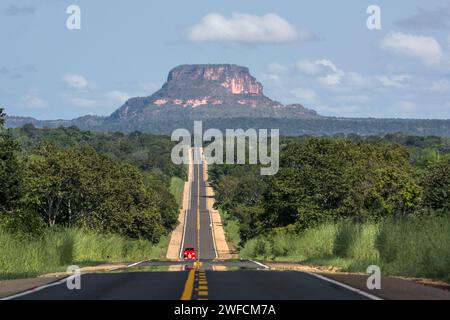 Veicoli che viaggiano sulla BR-230 Transamazon Highway - formazione nella regione di Chapada das Mesas Foto Stock