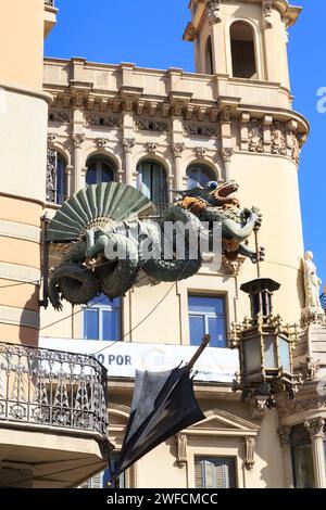 Scultura cinese di drago appeso, insegna negozio, Placa Boqueria, Las Ramblas, Barcellona, Catalunya, Spagna Foto Stock