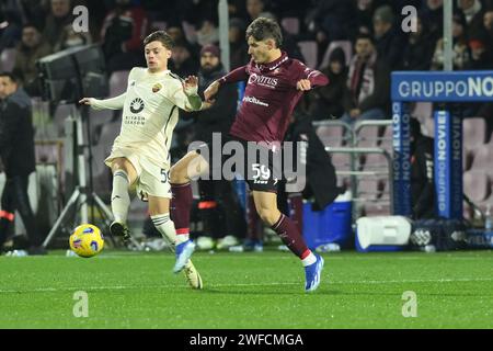 Salerno, Italia. 29 gennaio 2024. Nicola Zalewski dell'AS Roma gareggia per la palla con Alessandro Zanoli dell'US Salernitana 1919 durante la partita di serie A tra US Salernitan 1919 vs AS Roma allo Stadio Arechi il 29 gennaio 2024 a Salerno, italia punteggio finale 1-2 (Credit Image: © Agostino Gemito/Pacific Press via ZUMA Press Wire) SOLO USO EDITORIALE! Non per USO commerciale! Foto Stock