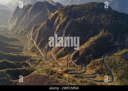 Vista droni dell'autostrada SC-390 a Serra do Rio do Rastro - Foto Stock