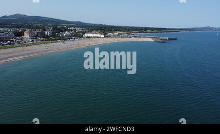 Un'incredibile vista aerea della spiaggia di Bray in Co Wicklow, Irlanda, in una splendida giornata estiva di sole Foto Stock