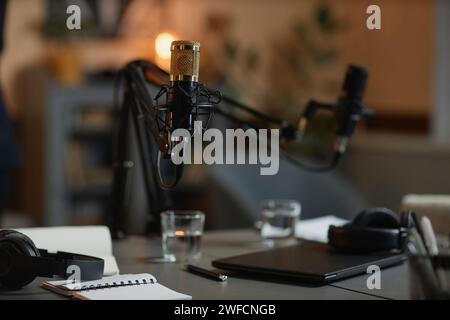 Sala podcast con microfoni professionali Foto Stock