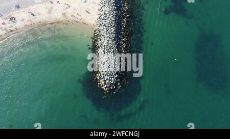 Un'incredibile vista aerea della spiaggia di Bray in Co Wicklow, Irlanda, in una splendida giornata estiva di sole Foto Stock