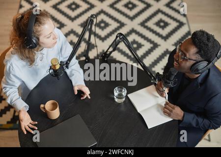 Donna e uomo che fanno un'intervista al podcast Foto Stock