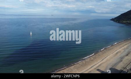 Un'incredibile vista aerea della spiaggia di Bray in Co Wicklow, Irlanda, in una splendida giornata estiva di sole Foto Stock