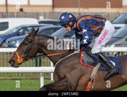 Dysart Enos vince Scarica l'hurdle At the Races App Novices all'ippodromo di Doncaster per Fergal o'Brien e Paddy Brennan il 28 gennaio 2024 Foto Stock