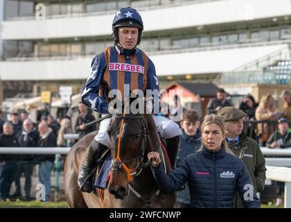 Dysart Enos vince Scarica l'hurdle At the Races App Novices all'ippodromo di Doncaster per Fergal o'Brien e Paddy Brennan il 28 gennaio 2024 Foto Stock