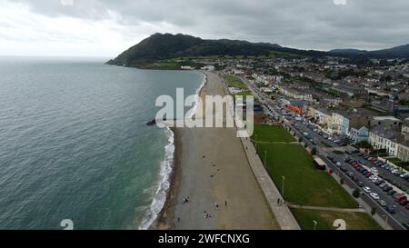 Un'incredibile vista aerea della spiaggia di Bray in Co Wicklow, Irlanda, in una splendida giornata estiva di sole Foto Stock