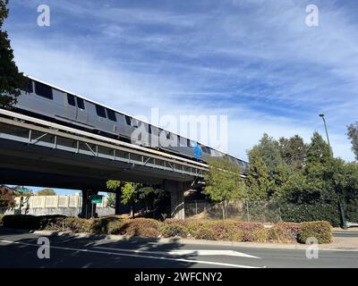 Treno BART che passa sopra Parkside Drive su un binario sopraelevato in una giornata limpida, Walnut Creek, California, 13 novembre 2023. Foto Stock