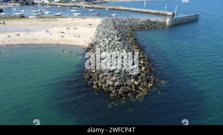 Un'incredibile vista aerea della spiaggia di Bray in Co Wicklow, Irlanda, in una splendida giornata estiva di sole Foto Stock