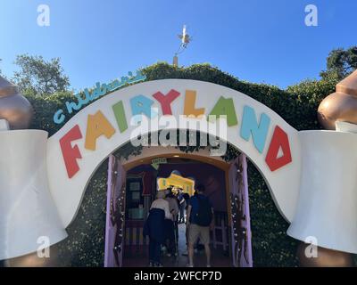 Ingresso al parco a tema Children's Fairyland sotto un arco colorato, vivace nelle giornate limpide, Oakland, California, 15 ottobre 2023. Foto Stock