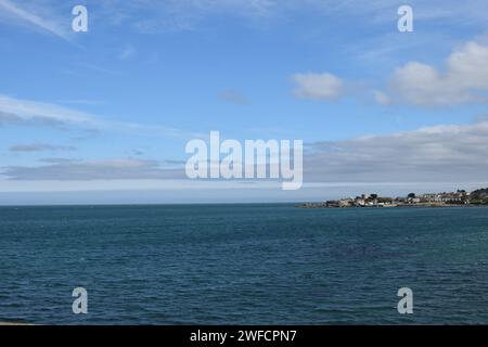 Un'incredibile vista aerea della spiaggia di Bray in Co Wicklow, Irlanda, in una splendida giornata estiva di sole Foto Stock