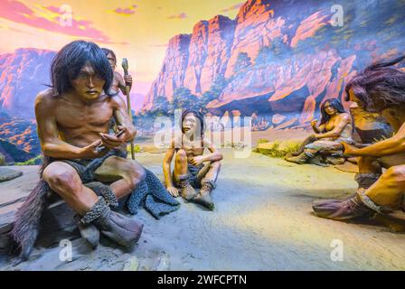 Vista di un diorama che presenta una tipica età della pietra, un uomo grotta, un gruppo dell'era paleolitica, famiglia, uomini, ragazzi. Presso il Museo centrale dello Stato della Repubblica di K. Foto Stock