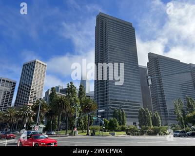 Vista dello skyline degli edifici del centro città lungo l'Embarcadero in una giornata limpida, con la Salesforce Tower parzialmente oscurata dalla nebbia, San Francisco, California, 17 agosto 2023. Foto Stock