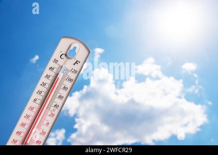 Il termometro mostra che la temperatura è calda nel cielo, estate. Foto Stock