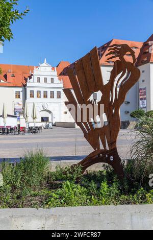 Skulptur auf dem Schlossplatz, im Hintergrund das Schloss Freudenstein, Freiberg, Sachsen, Deutschland *** Scultura sulla piazza del castello, Freudenstei Foto Stock