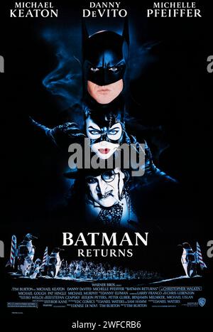 Batman Returns (1992), diretto da Tim Burton e interpretato da Michael Keaton, Danny DeVito e Michelle Pfeiffer. Mentre Batman affronta un uomo deformato che si fa chiamare Pinguino scatenando il caos in tutta Gotham con l'aiuto di un uomo d'affari crudele, una impiegata di quest'ultimo diventa Catwoman con la propria vendetta. Fotografia di un poster originale statunitense del 1992 a un foglio. ***SOLO USO EDITORIALE*** credito: BFA / Warner Bros Foto Stock