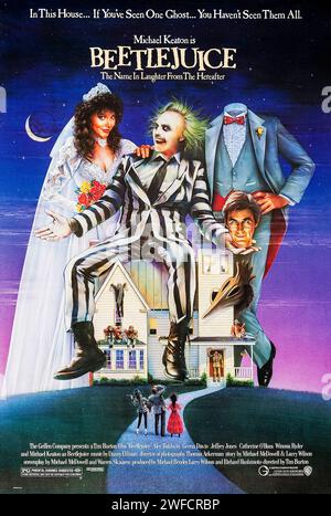 Beetlejuice (1988), diretto da Tim Burton e interpretato da Alec Baldwin, Geena Davis e Michael Keaton. Gli spiriti di una coppia deceduta sono molestati da una famiglia insopportabile che si è trasferita nella loro casa, e assumono uno spirito maligno per cacciarli via. Fotografia di un poster originale statunitense del 1988 a un foglio. ***SOLO USO EDITORIALE*** credito: BFA / Warner Bros Foto Stock