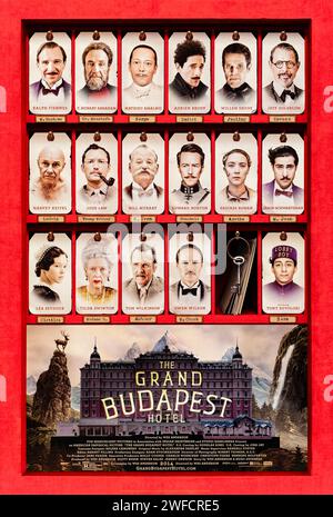 The Grand Budapest Hotel (2012) diretto da Wes Anderson e interpretato da Ralph Fiennes, F. Murray Abraham e Mathieu Amalric. Commedia pluripremiata con protagonista un cast di tutto il mondo su un concierge dell'hotel incastrato per omicidio e che deve dimostrare la sua innocenza. Fotografia di un poster originale statunitense del 2012 a un foglio. ***SOLO USO EDITORIALE*** credito: BFA / Fox Searchlight Pictures Foto Stock