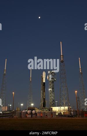 La luna è appesa sopra un razzo SpaceX Falcon 9 mentre è pronto a lanciare il Northrup Grumman Cygnus Cargo Freighter in missione NG-20 per la NASA alla stazione spaziale Internazionale dal Launch Complex 40 alla Cape Canaveral Space Force Station, Florida martedì 30 gennaio 2024. Foto di Joe Marino/UPI Foto Stock