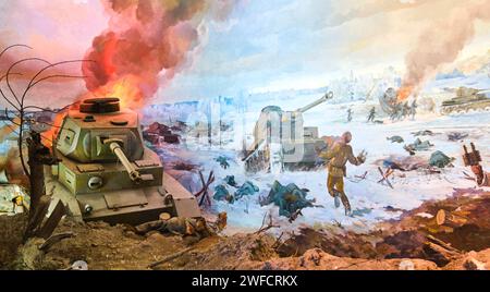 Una vista dettagliata di un diorama con una rappresentazione di una scena di battaglia invernale sul fronte orientale della grande Guerra Patriottica. Un carro armato è esploso e va a fuoco. Foto Stock