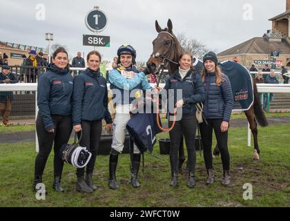 Champagne Twist vince SBK EBF "National Hunt" Maiden hurdle a Doncaster il 28 gennaio 24 per Ben Pauling, Ben Jones e il Pour Decisions Syndicate Foto Stock